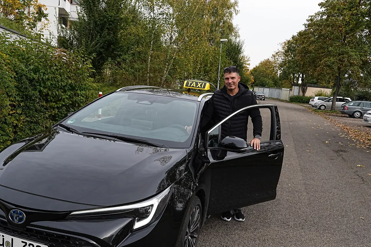 Außenansicht eines vollhybriden Taxis in Tübingen