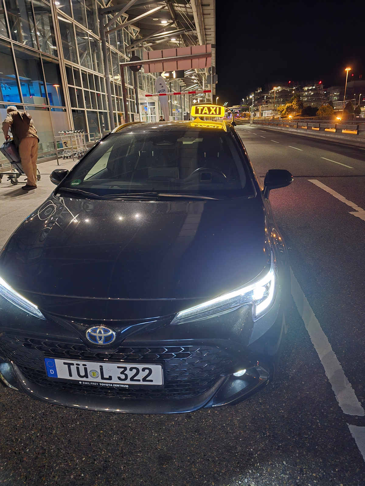 Taxi Renna Tübingen am Flughafen Stuttgart Terminal – Flughafentransfer von Tübingen