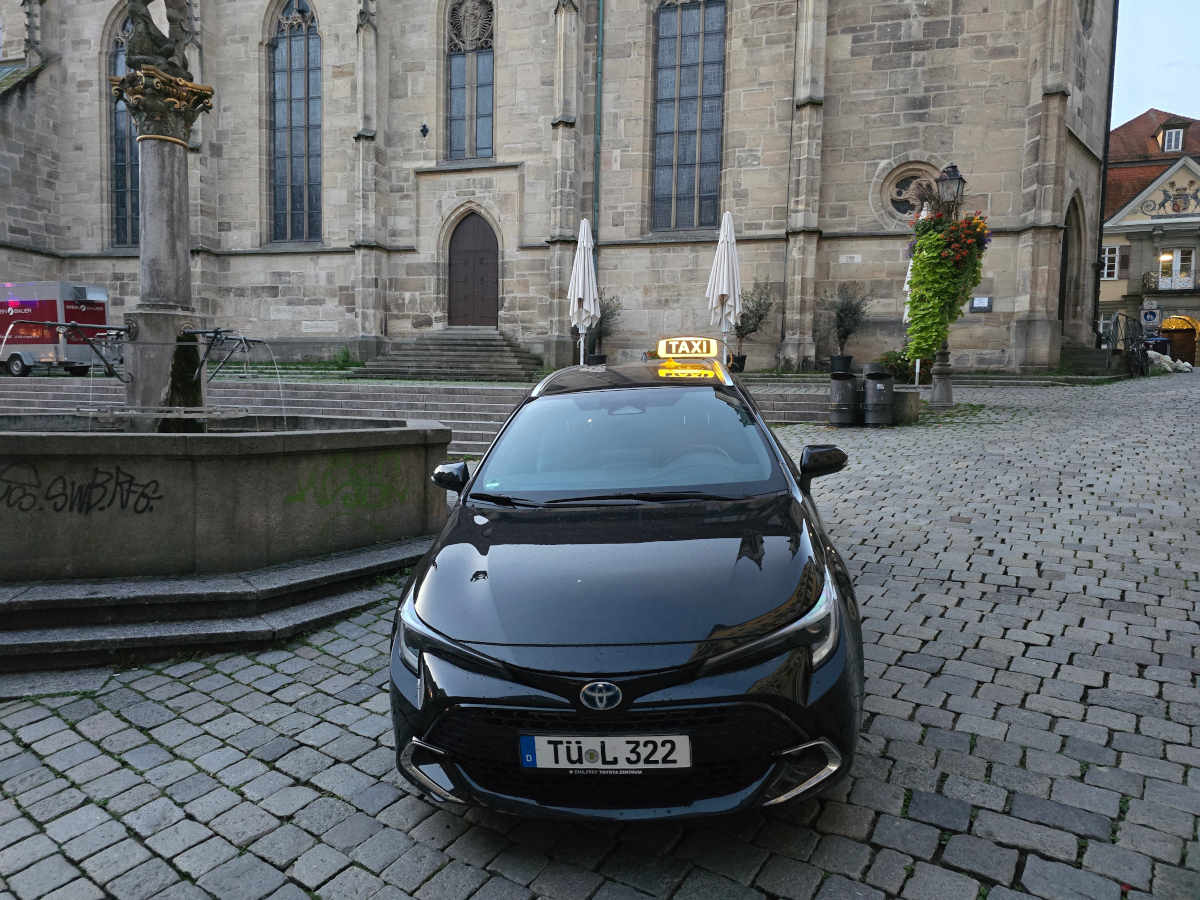 Schwarzes Taxi (Toyota Corolla Hybrid) von Renna Taxi Tübingen für Premiumtransfer und Fernfahrten nach Davos