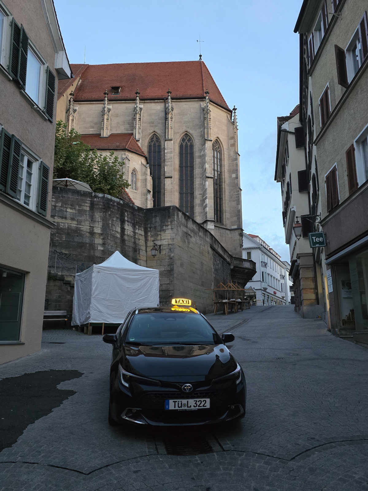 Renna Taxi Tübingen in der historischen Altstadt für Stadtfahrten und Abholung in Tübingen