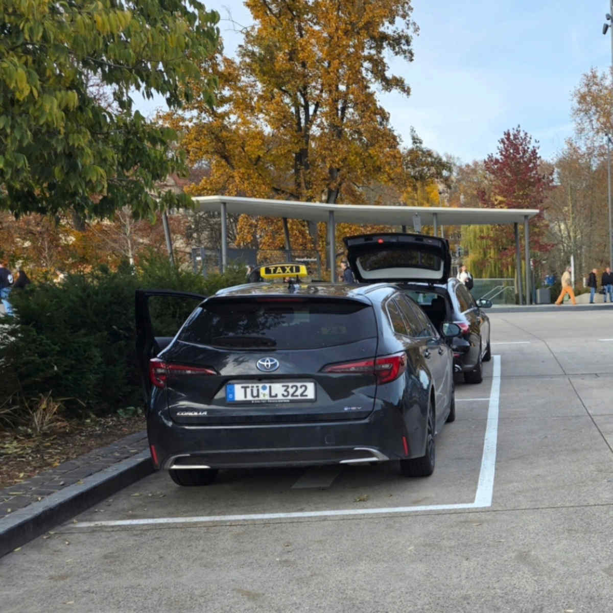 Renna Taxi Tübingen am Tübinger Hauptbahnhof für schnelle Abholung und Taxifahrten in Tübingen