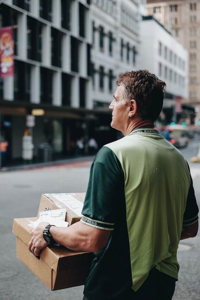 Mann bringt Pakete zu Kunden